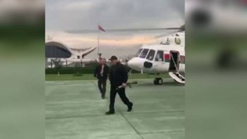 Λευκορωσία: Με αλεξίσφαιρο και καλάσνικοφ o Λουκασένκο – Πέταξε πάνω από διαδήλωση – ΒΙΝΤΕΟ