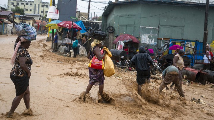 “Σαρώνει” η τροπική καταιγίδα Λάουρα: Τουλάχιστον 12 νεκροί σε Αϊτή και Δομινικανή Δημοκρατία – ΒΙΝΤΕΟ
