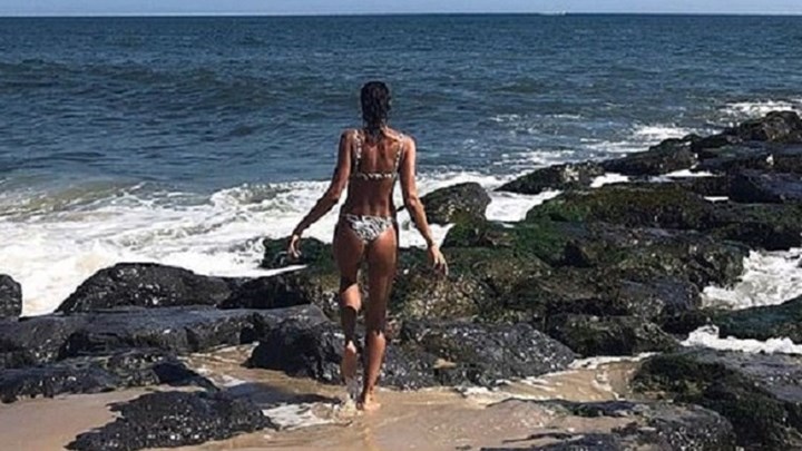 Ιρίνα Σάικ: Δαμάζει τα κύματα με ένα ζεβρέ μπικίνι – ΦΩΤΟ