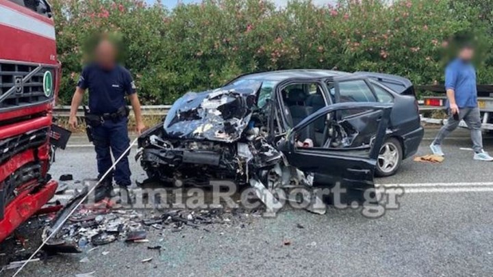 Θανατηφόρο τροχαίο στη Φθιώτιδα: ΙΧ “καρφώθηκε” σε νταλίκα – Σοκάρουν οι εικόνες