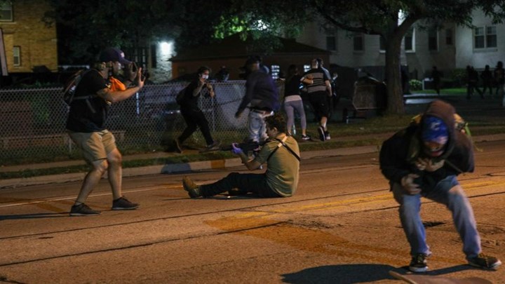 Σοκαριστικό BINTEO από τις διαδηλώσεις στο Ουισκόνσιν – 17χρονος πυροβολεί εναντίον διαδηλωτών