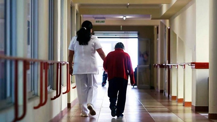 Κορονοϊός: Ανησυχία για τα κρούσματα – Εντείνονται οι έλεγχοι και τα μέτρα σε γηροκομεία