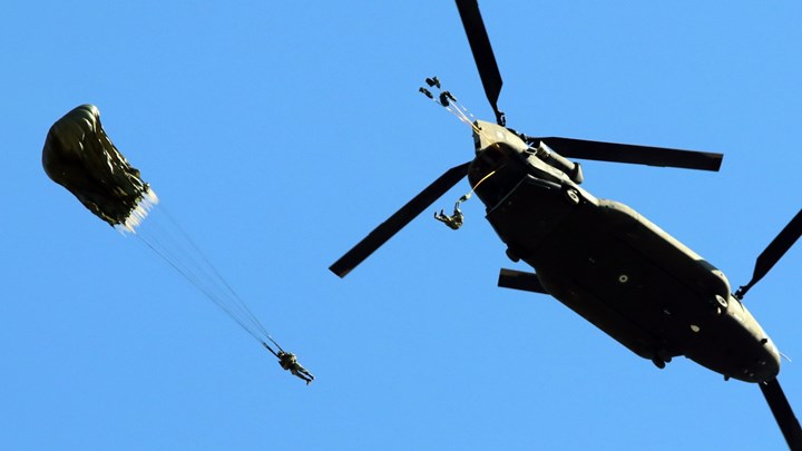 Η εντυπωσιακή εκπαίδευση των νέων αλεξιπτωτιστών του Στρατού – ΦΩΤΟ – ΒΙΝΤΕΟ