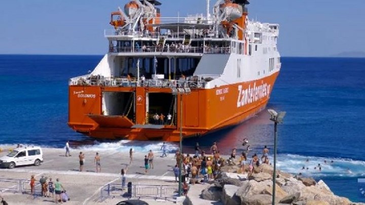 Σίκινος: Οι κάτοικοι αποχαιρετούν τους τουρίστες… με βουτιές στο λιμάνι – Viral ΒΙΝΤΕΟ