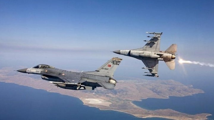 Αερομαχίες ελληνικών-τουρκικών F-16 στο Αιγαίο με φόντο αμερικανικό βομβαρδιστικό Β-52