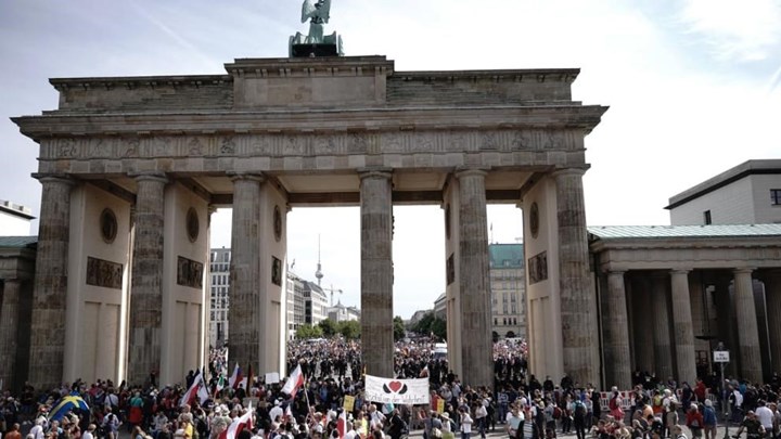 “Μεγάλο ψέμα ο κορονοϊός”: Διαδηλώσεις στην Ευρώπη από τους πολέμιους των μέτρων και της μάσκας-BINTEO