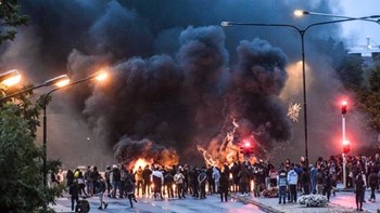 Σουηδία: Τραυματίστηκαν αστυνομικοί σε επεισόδια στο Μάλμο – Ακροδεξιοί έκαψαν ένα αντίγραφο του Κορανίου