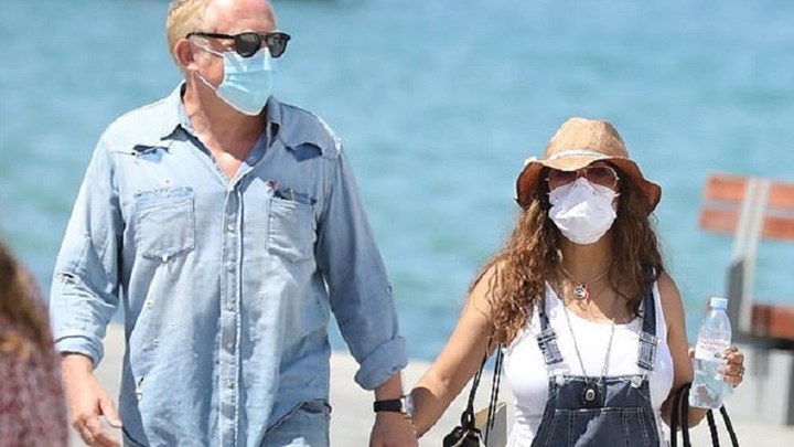 Σάλμα Χάγιεκ: Βόλτες στη Μύκονο με την οικογένειά της – ΦΩΤΟ