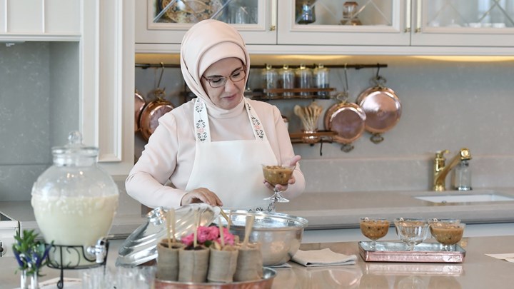 Εμινέ Ερντογάν: Σάλος με τη χρυσή βρύση των 10.000 λιρών – ΒΙΝΤΕΟ