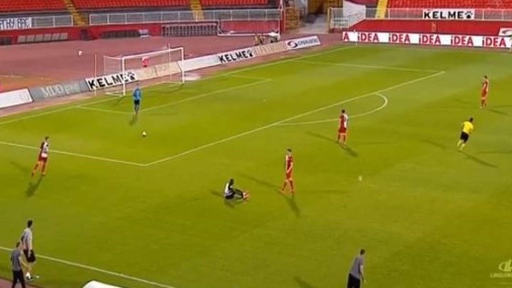 Viral: Έξαλλος προπονητής πέταξε μπουκάλι στον διαιτητή – ΒΙΝΤΕΟ