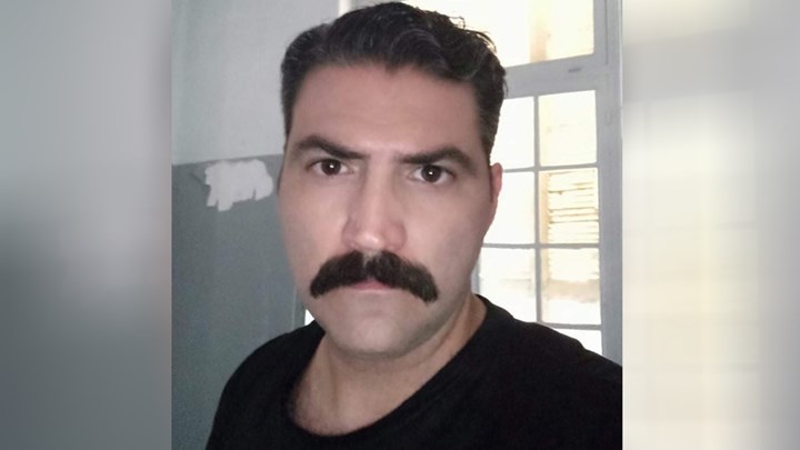 “Άγριες Μέλισσες”: Ο Σωτηράκης με νέο look για τον δεσμοφύλακα της Λενιώς, Λάζαρο Γκούμα