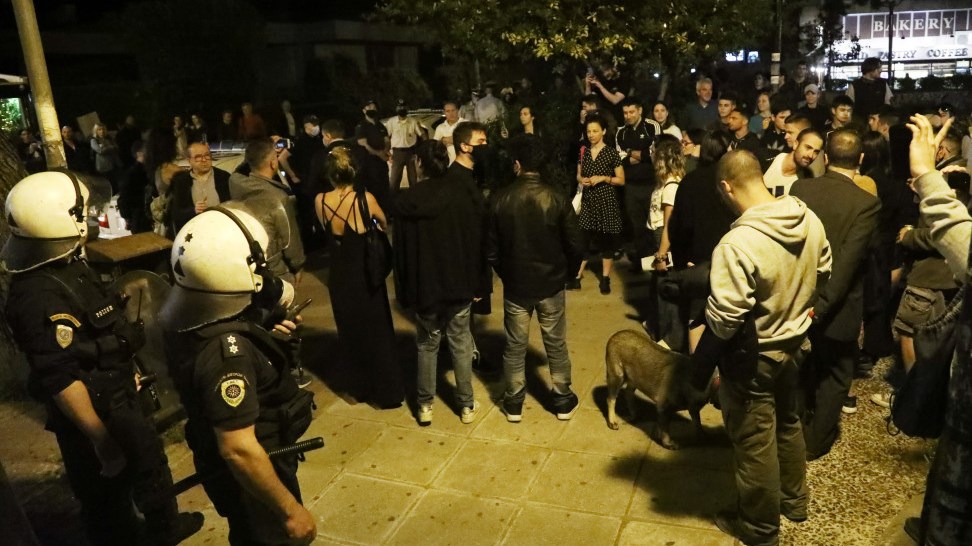 Κορονοϊός: Συνωστισμός σε πλατείες και δρόμους παρά τα νέα μέτρα – “Έπεσαν” τα πρώτα πρόστιμα – ΒΙΝΤΕΟ