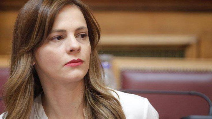 Αχτσιόγλου: Νομοσχέδιο απλήρωτων υπερωριών, μείωσης μισθών και δώρου Χριστουγέννων