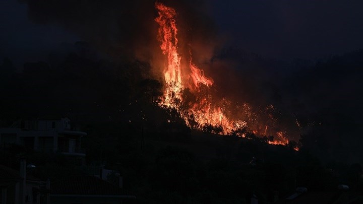 Δύσκολη νύχτα στη Λέσβο: Φωτιά και στη Μόρια