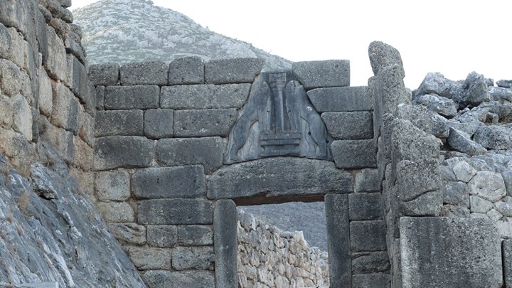 Η φωτιά στις Μυκήνες “άναψε” πολιτική αντιπαράθεση – Τι απαντά η υπουργός Πολιτισμού