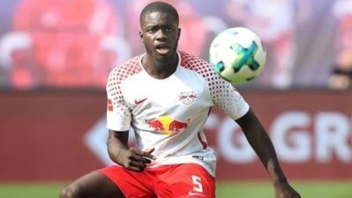 Μάντσεστερ Γιουνάιτεντ: Θέλει τον Ουπαμεκανό και δίνει 60 εκατ. ευρώ