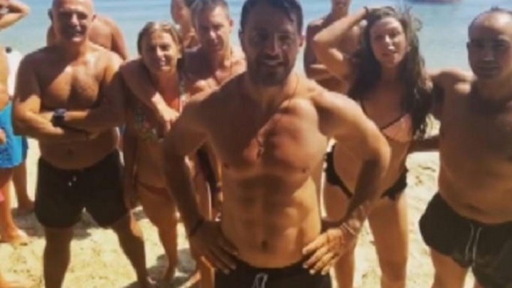 Γιώργος Αγγελόπουλος: Επιδεικνύει τους κοιλιακούς του και εύχεται καλό μήνα – ΒΙΝΤΕΟ