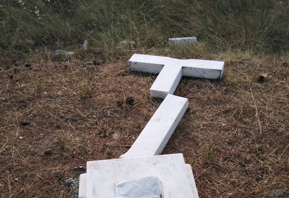 Τατόι: Άγνωστοι βανδάλισαν τους τάφους του Παύλου και της Φρειδερίκης – ΦΩΤΟ