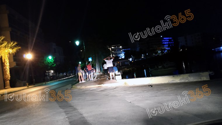 Λουτράκι: Αυτοκίνητο πέρασε δίπλα από τραπέζια καφετέριας – Πελάτες έπεσαν στη θάλασσα