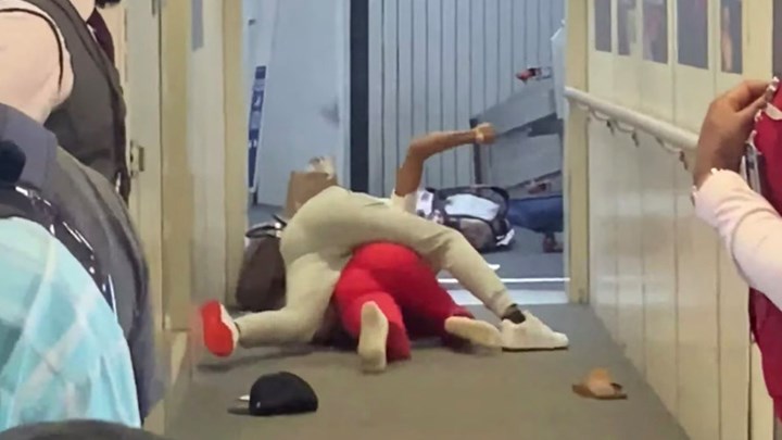 Μπουνιές κλωτσιές σε αεροδρόμιο της Νέας Υόρκης – ΒΙΝΤΕΟ