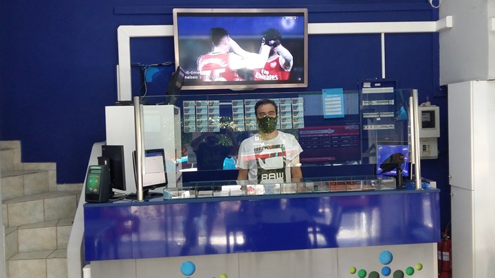 ΤΖΟΚΕΡ: Ο υπερτυχερός έμαθε τυχαία για το χρυσό δελτίο – Τι δηλώνει ο ιδιοκτήτης του πρακτορείου ΟΠΑΠ