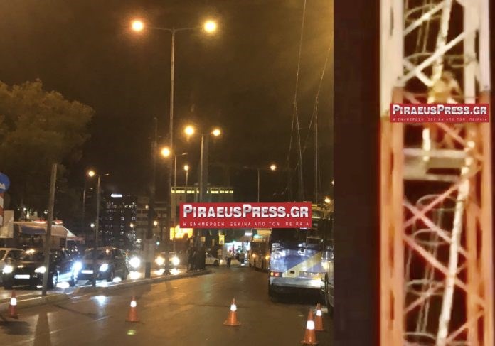 Συναγερμός στον Πειραιά: Νεαρός ανέβηκε σε γερανό και απειλούσε να αυτοκτονήσει – ΦΩΤΟ