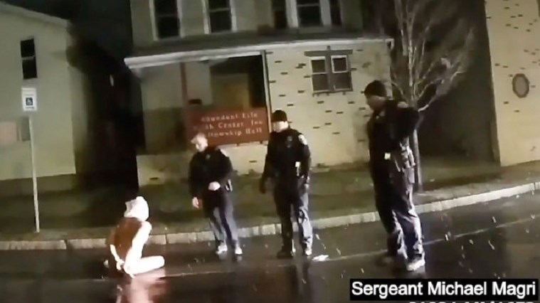 Αφροαμερικανός πέθανε από ασφυξία αφού αστυνομικοί του έβαλαν σακούλα στο κεφάλι – Βίντεο – ντοκουμέντο