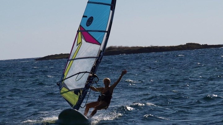 Ελληνίδα προτείνεται για το ρεκόρ Guinness ως η γηραιότερη windsurfer στο κόσμο