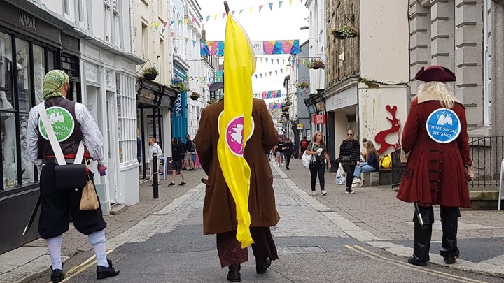 Βρετανία: “Πειρατές” στους δρόμους της Κορνουάλης για την τήρηση των αποστάσεων – ΦΩΤΟ