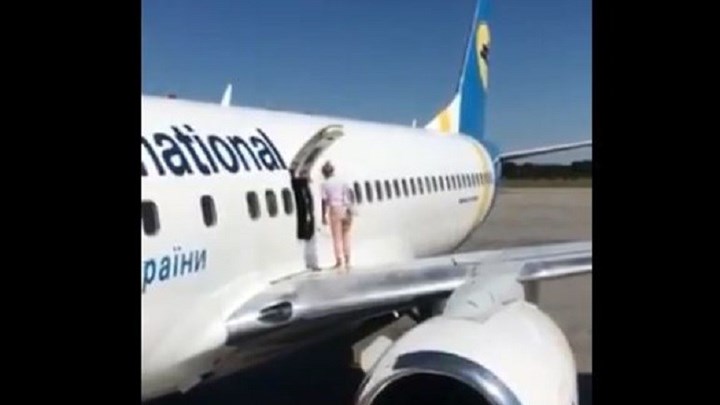 Γυναίκα άνοιξε την έξοδο κινδύνου αεροπλάνου… λόγω ζέστης και έκανε βόλτες πάνω στο φτερό – ΒΙΝΤΕΟ