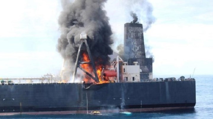 Πυρκαγιά σε δεξαμενόπλοιο στα ανοικτά της Σρι Λάνκα – Πέντε Έλληνες στα μέλη του πληρώματος – ΒΙΝΤΕΟ