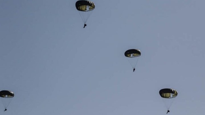 Τραγωδία στις Ένοπλες Δυνάμεις: Νεκρός αλεξιπτωτιστής – Παρασύρθηκε από δυνατούς ανέμους