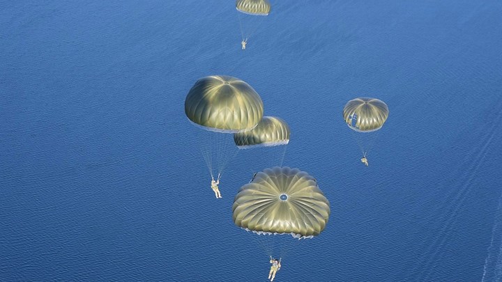 Νεκρός 34χρονος αλεξιπτωτιστής στα Μέγαρα σε νυχτερινή ρίψη – Η ανακοίνωση του ΓΕΕΘΑ