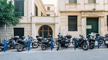 Δήμος Αθηναίων: 1.180 νέες θέσεις στάθμευσης δικύκλων – Δείτε σε ποια σημεία