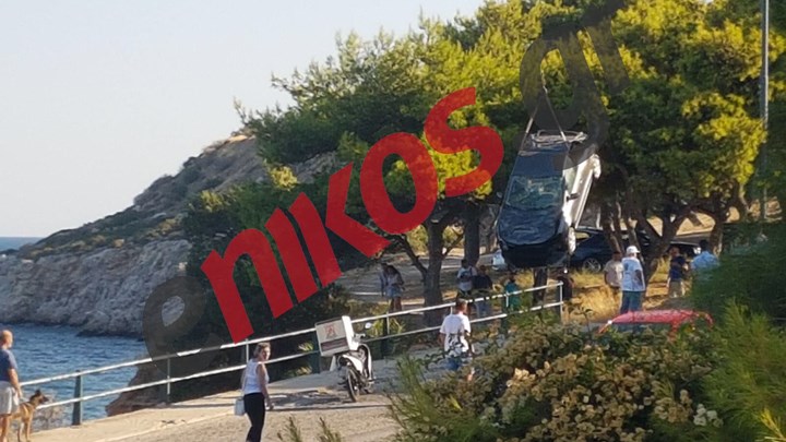 Βάρκιζα: Αυτοκίνητο έπεσε από τον γκρεμό στη θάλασσα – ΦΩΤΟ αναγνώστη