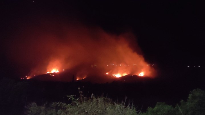 Κεφαλονιά: Δύσκολο βράδυ από μεγάλη φωτιά