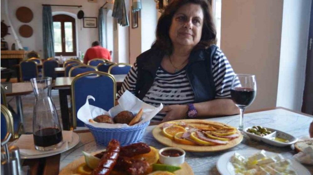 Ο “ελεγκτής” με… μαγιό και σαγιονάρες – Τι καταγγέλλει η Μαίρη Παναγάκου