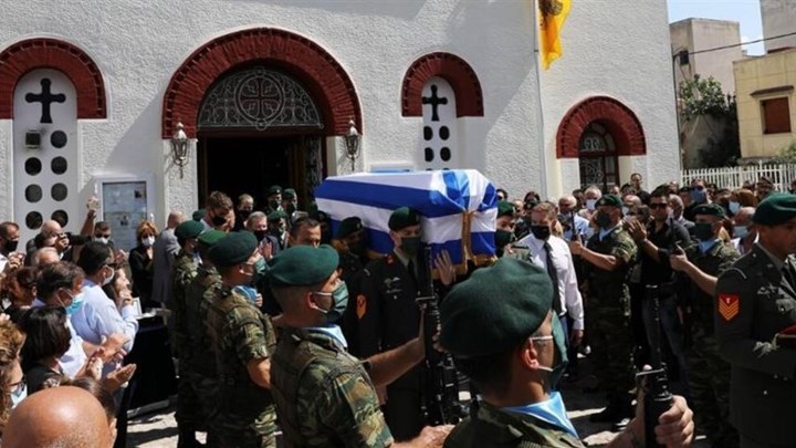 Θρήνος στην κηδεία του άτυχου αλεξιπτωτιστή – Τραγική φιγούρα η μητέρα του