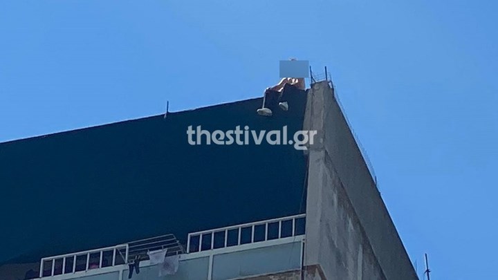 Αναστάτωση στη Θεσσαλονίκη: Άνδρας απειλεί να πέσει στο κενό από τον 12ο όροφο