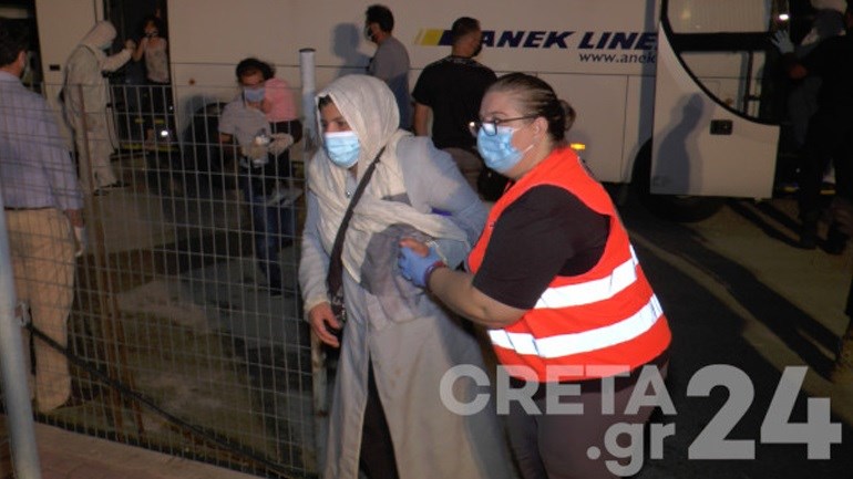 Χανιά: Σε καραντίνα στο κολυμβητήριο οι μετανάστες που διασώθηκαν νότια της Κρήτης – ΦΩΤΟ