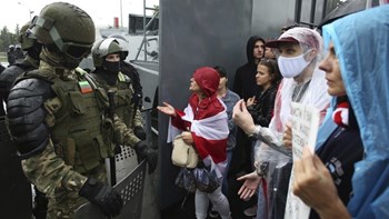 Λευκορωσία: Δεκάδες πολίτες συνελήφθησαν από μαζικές διαδηλώσεις κατά του Λουκασένκο – ΦΩΤΟ