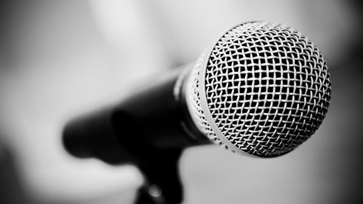 Γνωστή τραγουδίστρια άφησε το μικρόφωνο και εργάζεται σε κατάστημα που “λένε” τον καφέ – ΦΩΤΟ