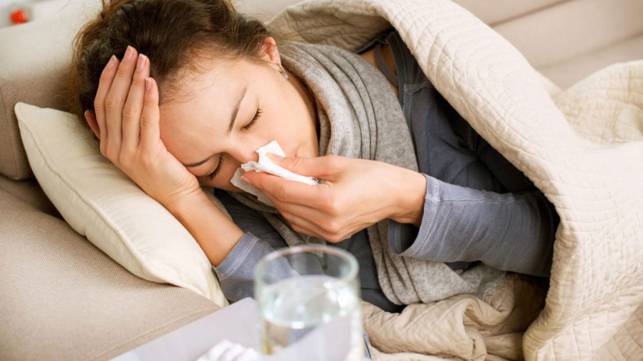 Πώς το κοινό κρυολόγημα προστατεύει από τον ιό της γρίπης – Τι ισχύει για τον κορονοϊό