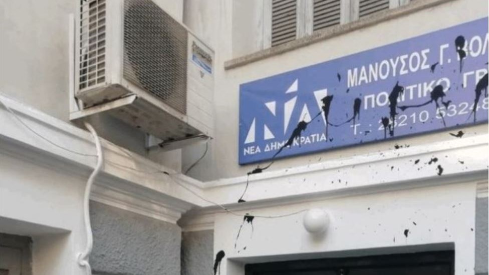 Χανιά: Επίθεση με μπογιές στο πολιτικό γραφείο του Μανούσου Βολουδάκη – ΦΩΤΟ