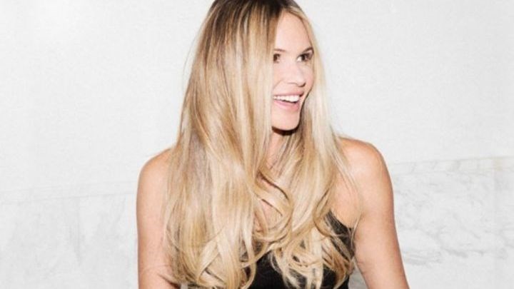 Ελ Μακφέρσον: Παραμένει “Το Κορμί” στα 56 της – Ποζάρει με μικροσκοπικό μπικίνι