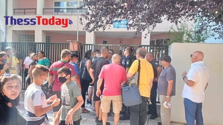 Θεσσαλονίκη: Ένταση έξω από το 10ο γυμνάσιο Καλαμαριάς – ΦΩΤΟ – ΒΙΝΤΕΟ