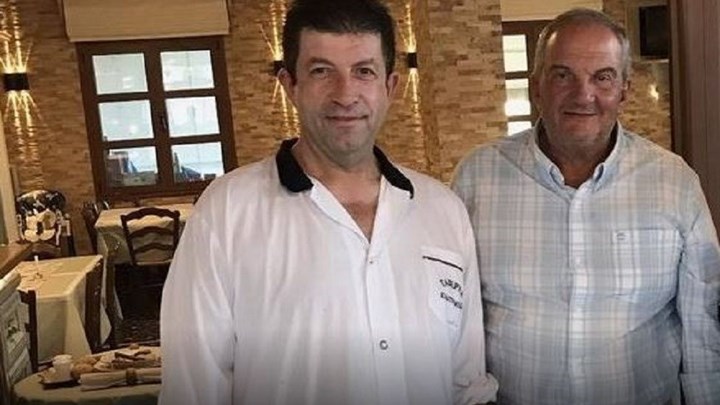 Κώστας Καραμανλής: Έξοδος σε ταβέρνα στη Μακρακώμη