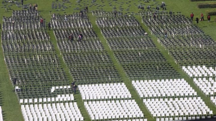 Γερμανία: Συμβολική διαμαρτυρία για τη Μόρια με 13.000 καρέκλες έξω από το κοινοβούλιο – ΒΙΝΤΕΟ