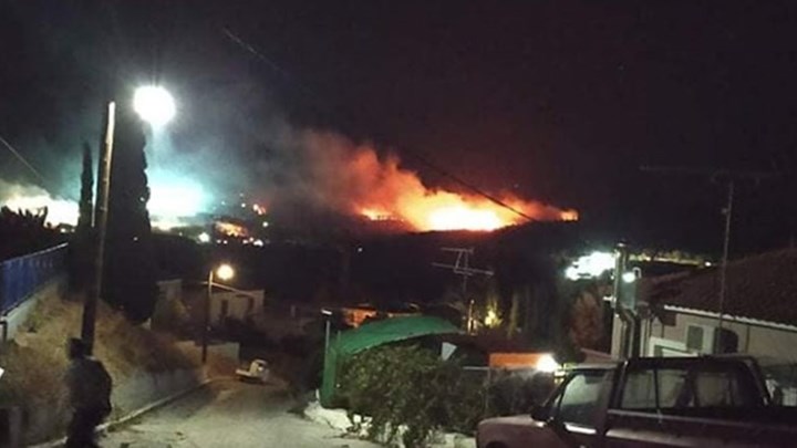 Δύσκολη νύχτα στη Λέσβο: Καταστράφηκε το ΚΥΤ της Μόριας από φωτιά – Στο δρόμο 13.000 μετανάστες