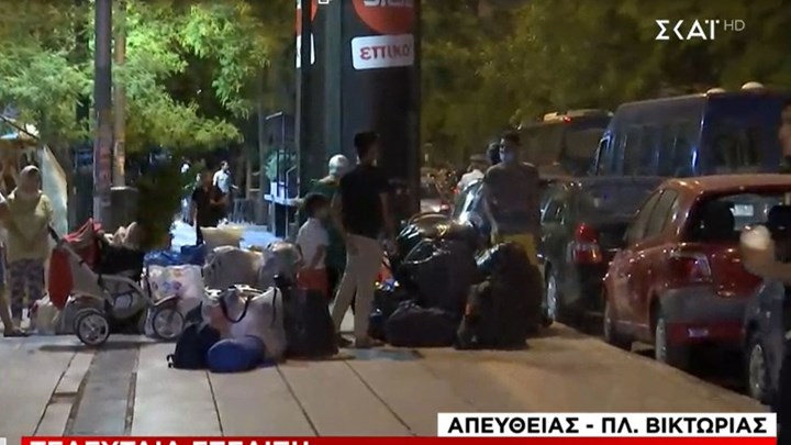Επιχείρηση της ΕΛ.ΑΣ. για εκκένωση της πλατείας Βικτωρίας από πρόσφυγες